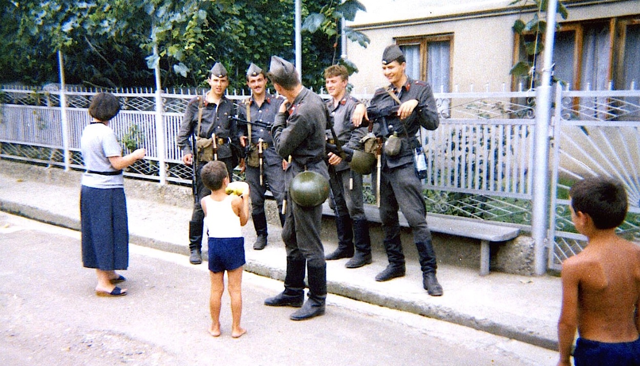 Soviet soldiers patrolling in Ochamchira, after the fighting that broke out in Sukhum (15-16 July 1989)