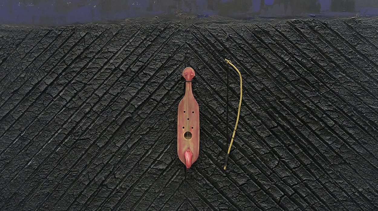 «Ode to Mother», 2019 Black soil, wooden horsetail-fiddle, industrial paint, birch ashes, metal mesh on canvas, 185x135x10