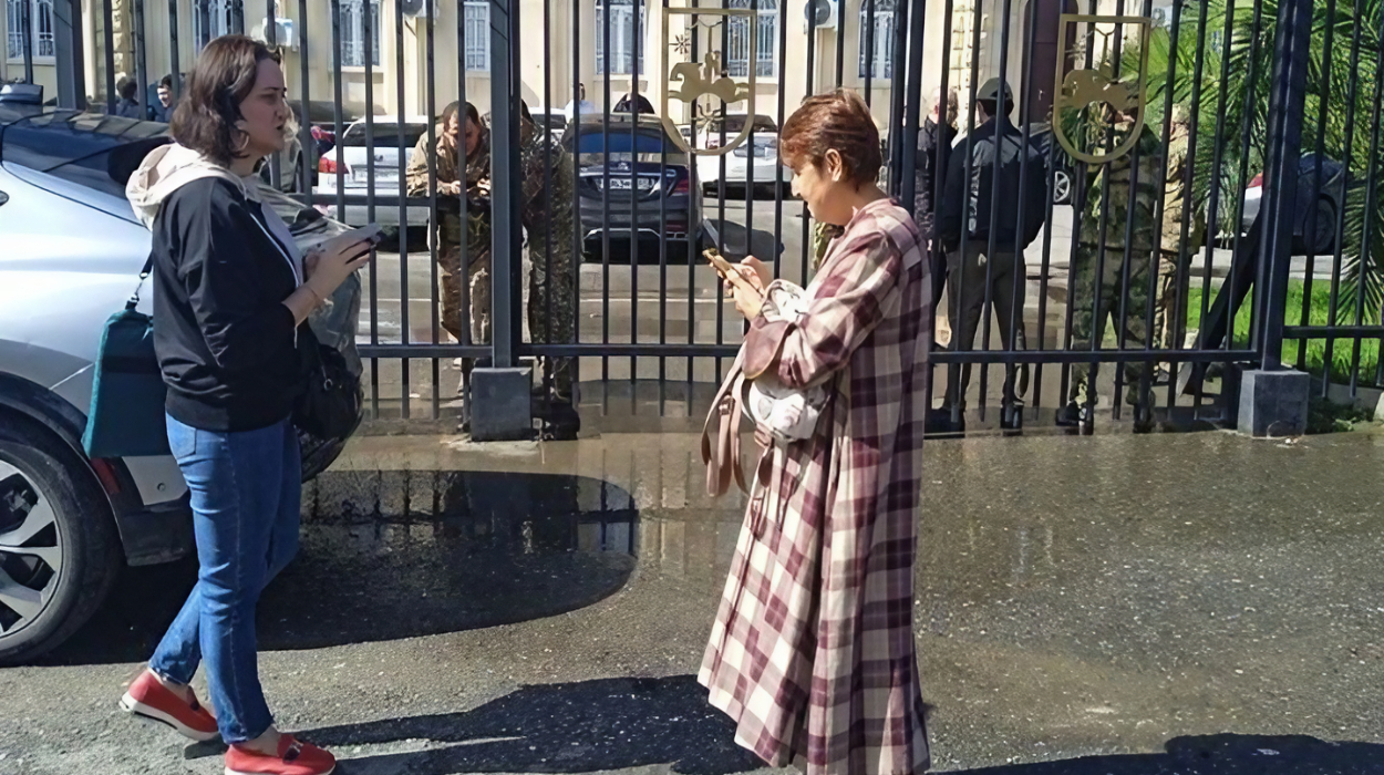 Security officials prevent journalists from covering parliamentary proceedings. Security officials prevent journalists from covering parliamentary proceedings.