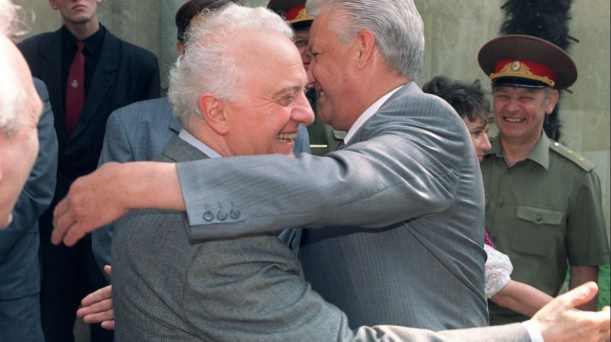 Russian President Boris Yeltsin welcomes Georgian Governing Council leader Eduard Shevardnadze. (June 24, 1992).