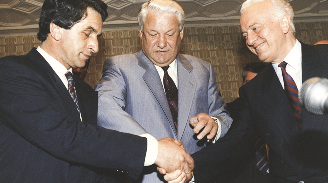 Abkhaz leader Vladislav Ardzinba (left), Russian leader Boris Yeltsin and Georgian leader Eduard Shevardnadze(right).