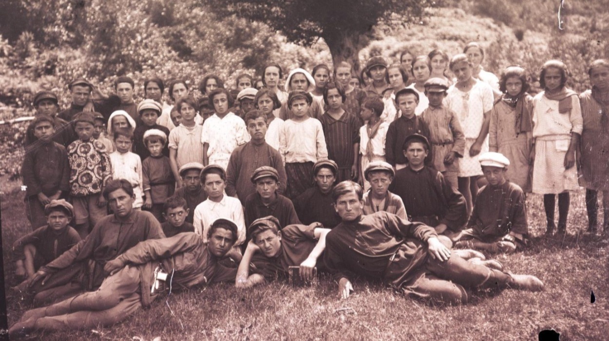 A group of schoolchildren from Gudauta (1928) A group of schoolchildren from Gudauta (1928)