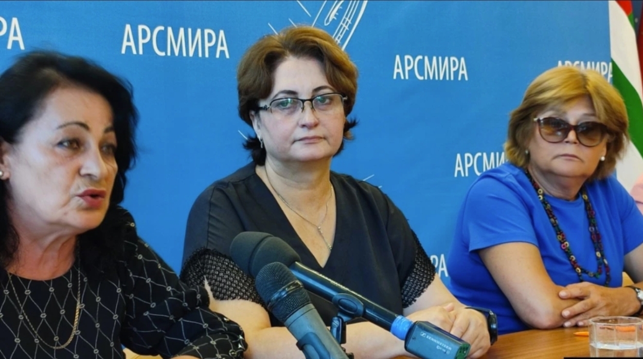 From left to right: Larisa Tarba, Naira Amalia and Izida Chania. From left to right: Larisa Tarba, Naira Amalia and Izida Chania