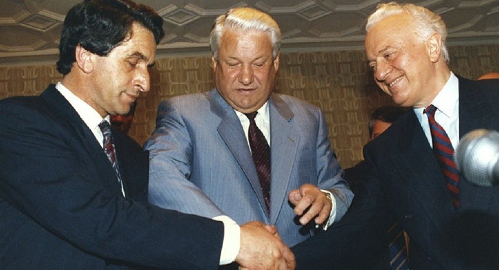 Abkhaz leader Vladislav Ardzinba (left), Russian leader Boris Yeltsin and Georgian leader Eduard Shevardnadze(right).