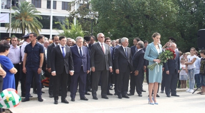 On Independence Day and the 22th anniversary of the Victory in the War of 1992 - 1993, the country's leadership and the public paid tribute to the soldiers who gave their lives on the battlefield.