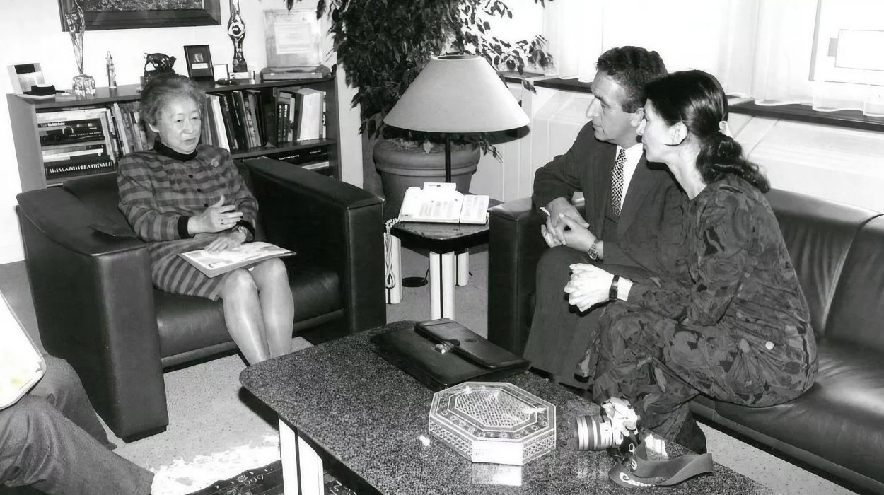 Meeting with UN High Commissioner for Refugees Sadako Ogata in Geneva 1997. © Photo: Anna Keropyan