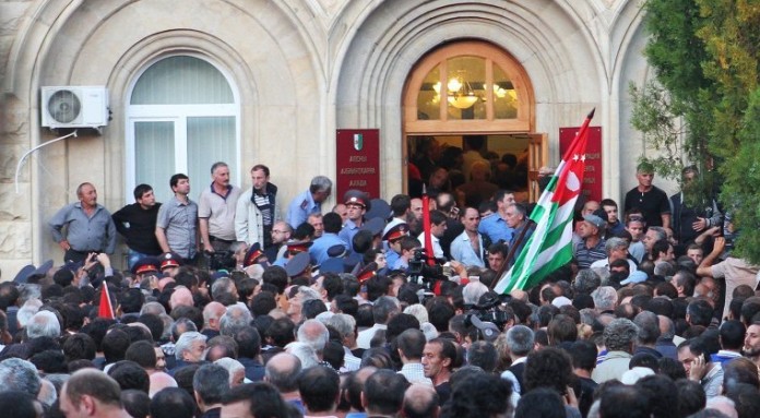 Opposition supporters storm the office of Abkhazian President Alexander Ankvab in Sukhum (27 May 2014)