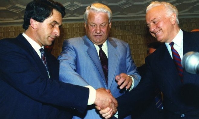 Vladislav Ardzinba (left) Boris Yeltsin and Eduard Shevardnadze after a meeting in Moscow