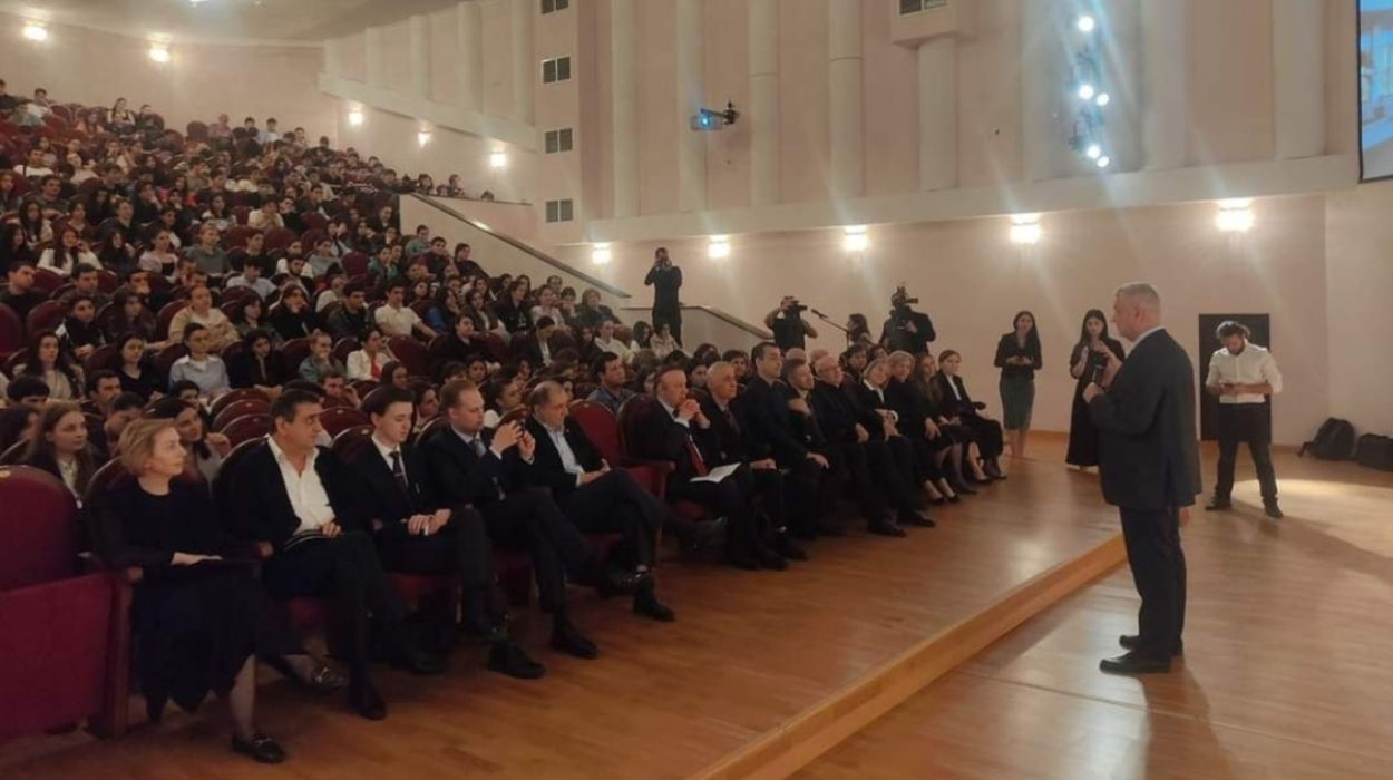 Sergey Markedonov during his lecture on key global political issues. Sergey Markedonov during his lecture on key global political issues.