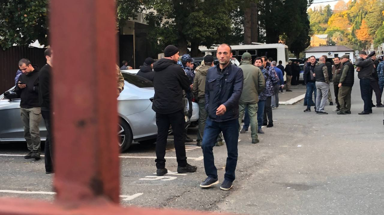 Ramaz Dzhopua leaves the Ministry of Internal Affairs after his release. Ramaz Dzhopua leaves the Ministry of Internal Affairs after his release.