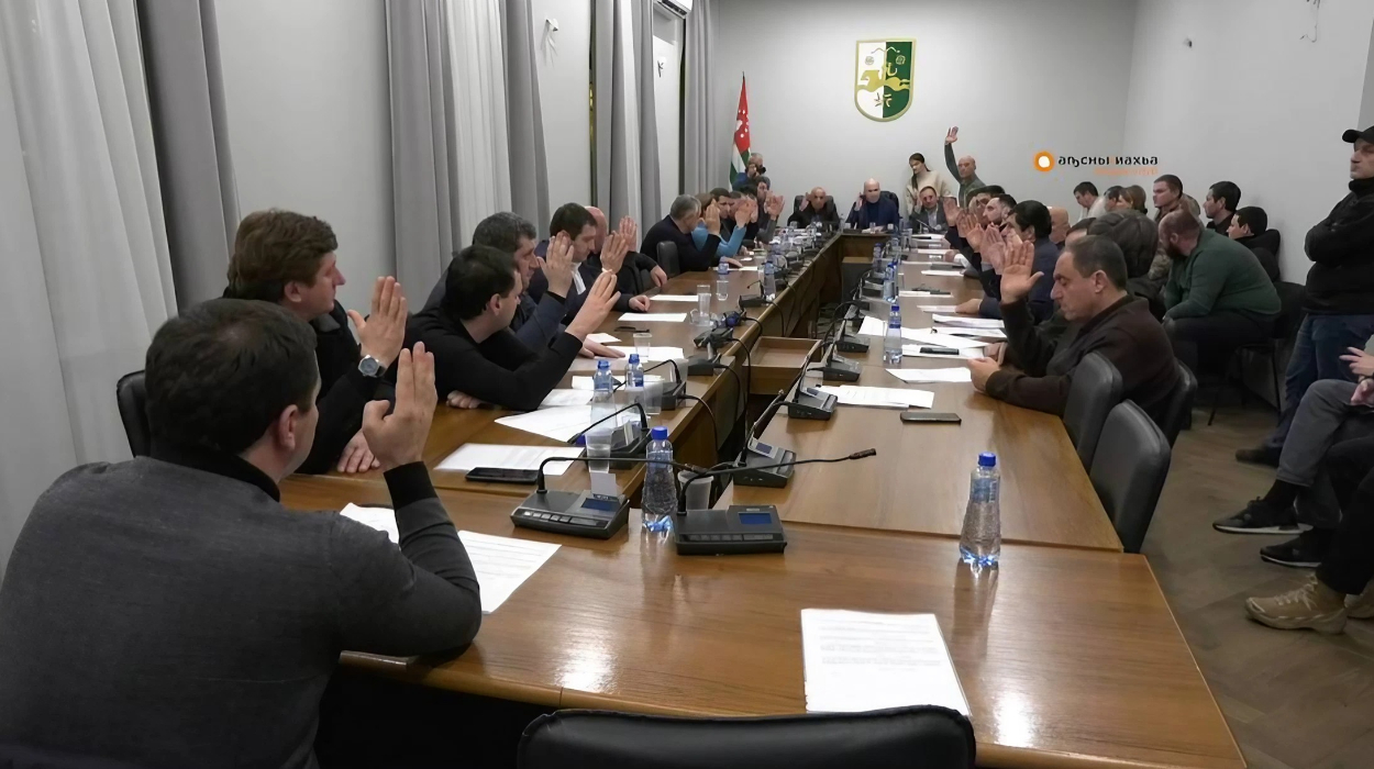 Early morning, the Abkhazian parliament approved transferring the Pitsunda state dacha to Russia.