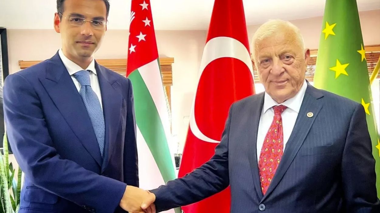 Abkhazian FM Inal Ardzinba (left) met with Turkish Deputy Talih Huatish to strengthen ties with Abkhazians in Turkey.