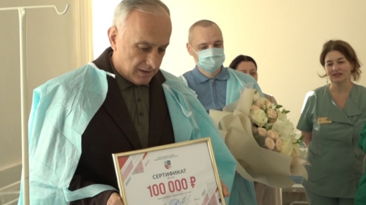 Avtandil Surmanidze presented a certificate for 100,000 rubles to the mother.