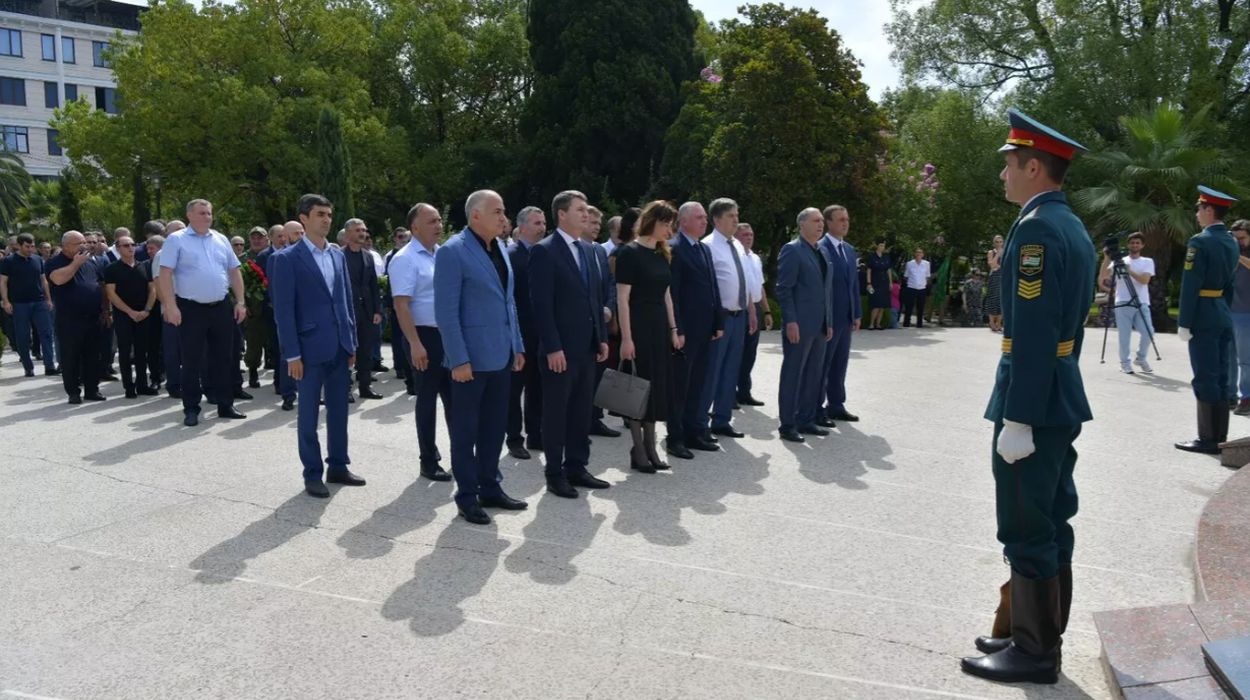 Dignitaries, veterans, and public figures from the republic gathered to honour and lay flowers at the memorial.