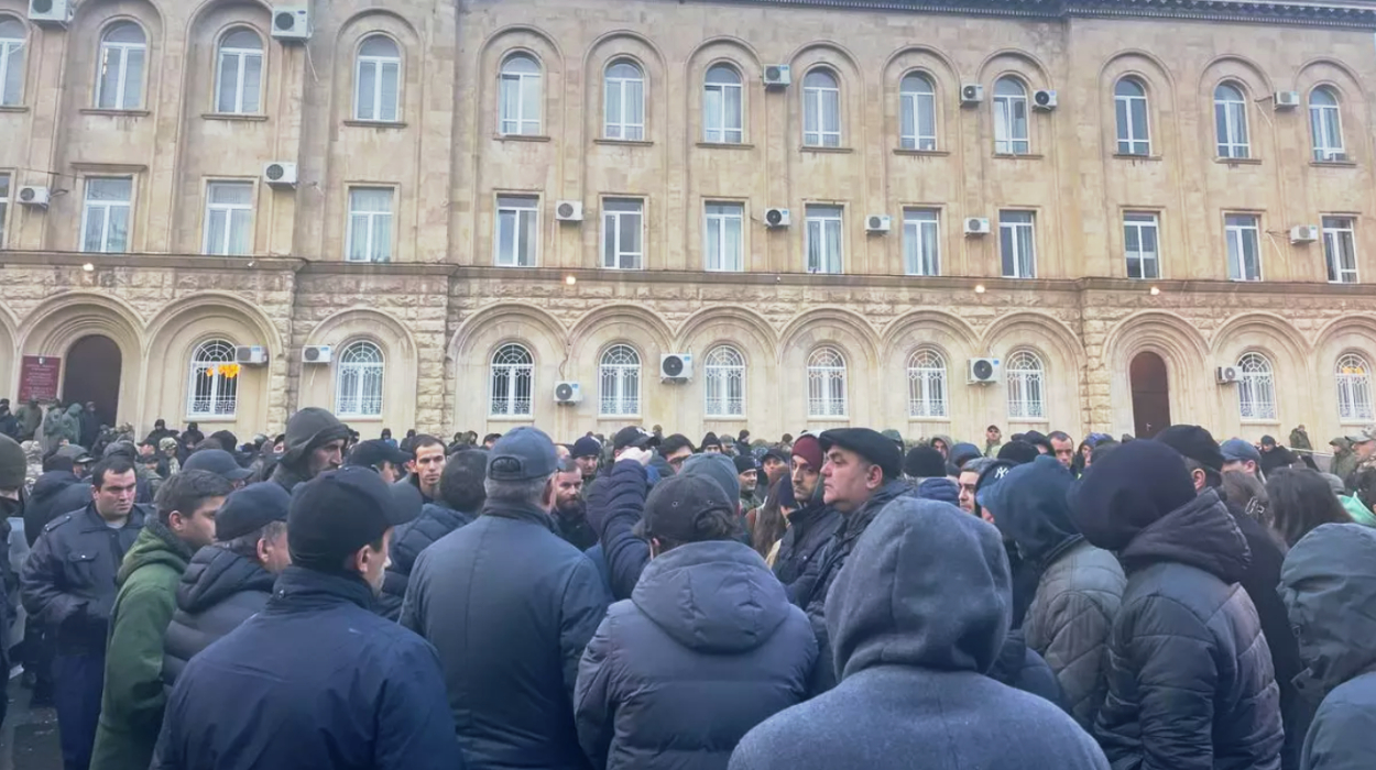 Protesters gather outside Abkhazian Parliament opposing Pitsunda dacha agreement ratification.