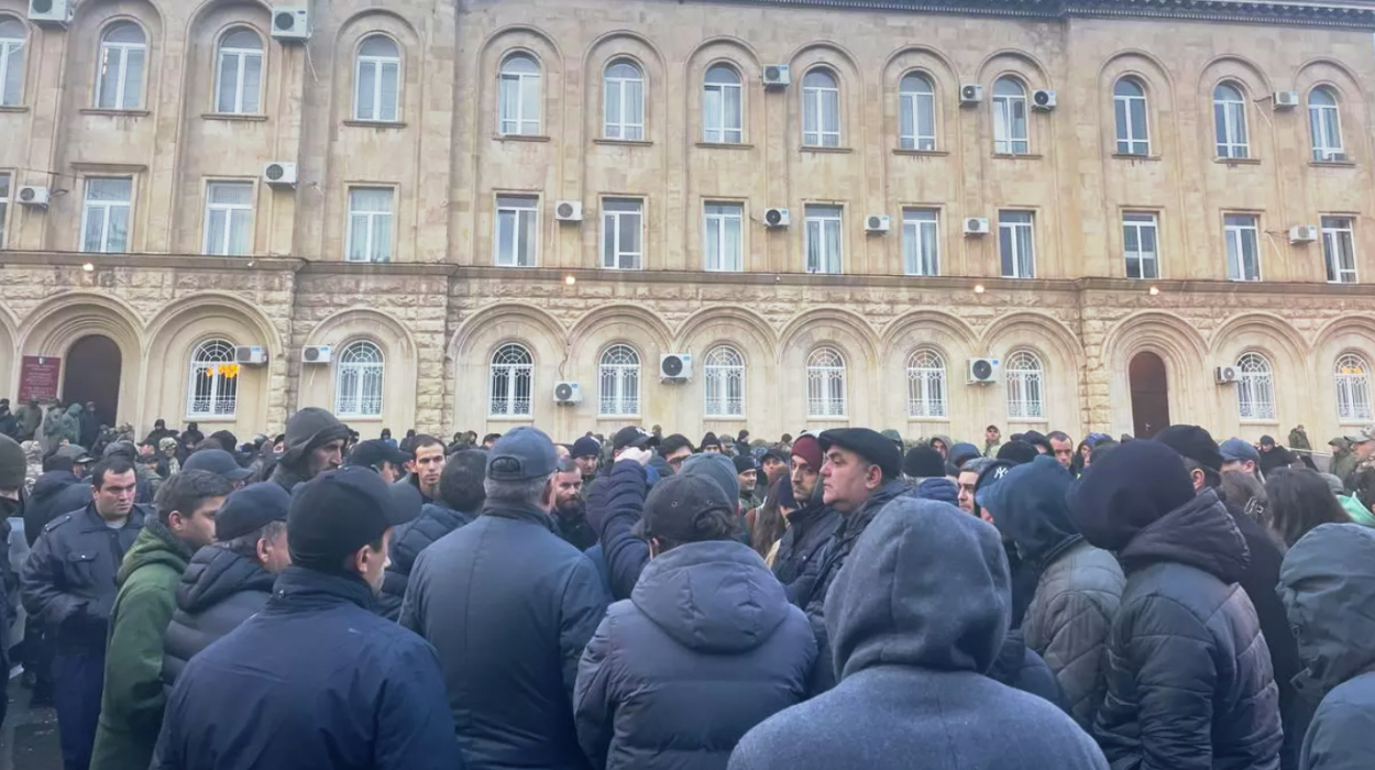 Protesters gather outside Abkhazian Parliament opposing Pitsunda dacha agreement ratification.