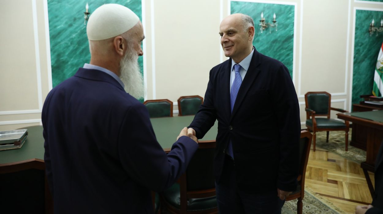 Timur Dzyb (left), Head of the United Spiritual Administration of Muslims in Abkhazia and the President Aslan Bzhania. Timur Dzyb (left), Head of the United Spiritual Administration of Muslims in Abkhazia and the President Aslan Bzhania.