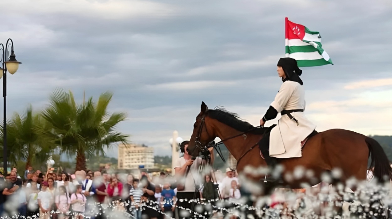 Jinete abjasio llevando la bandera de Abjasia.