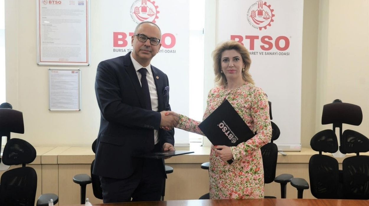 Hakan Batmaz (left) , a member of the Bursa CCI Board of Directors and Tamila Mertskhulava, President of the Abkhazian Chamber of Commerce.