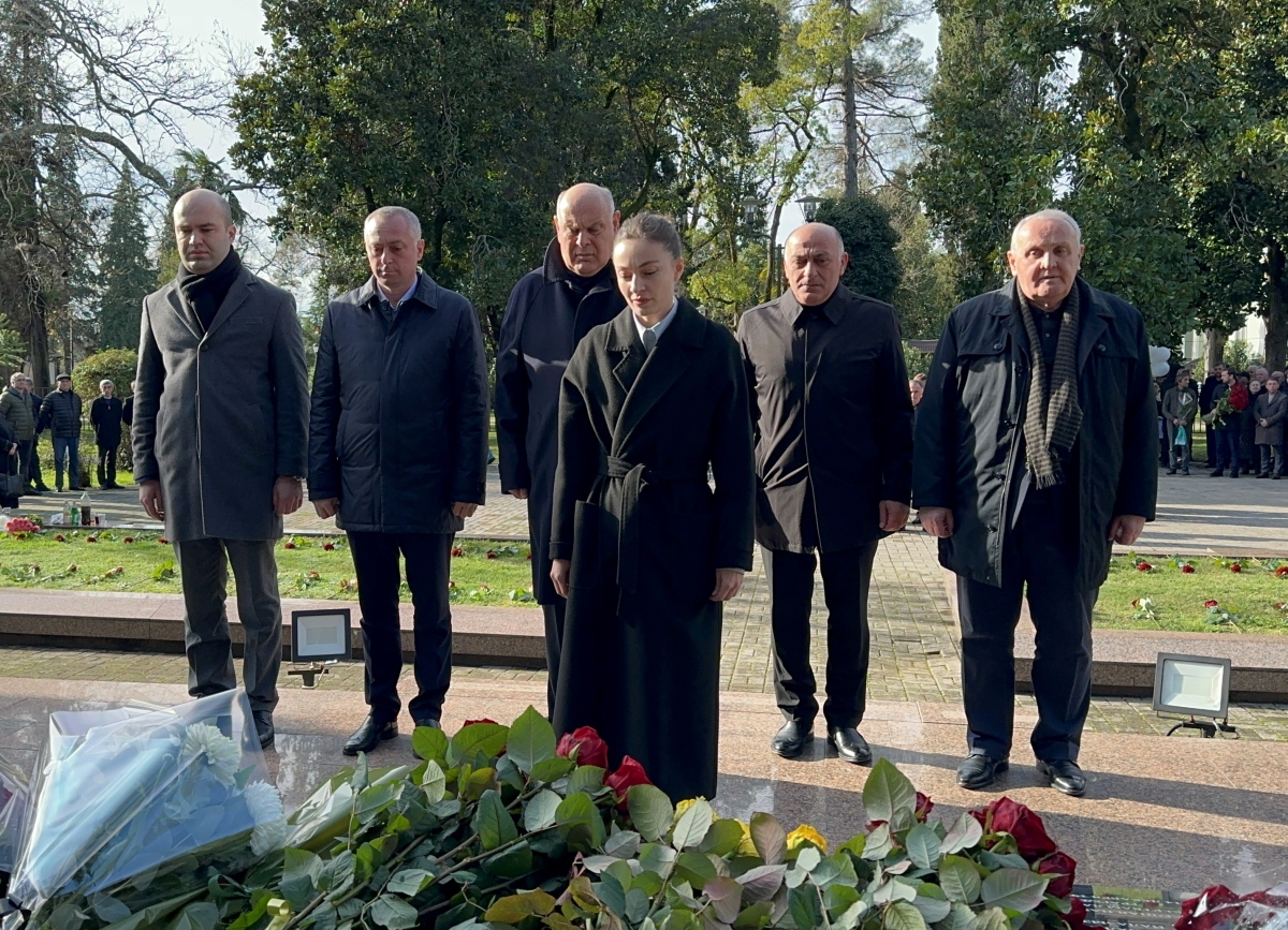 Leaders of the country laid flowers at the monument to the victims of the Lata tragedy in Gudauta.