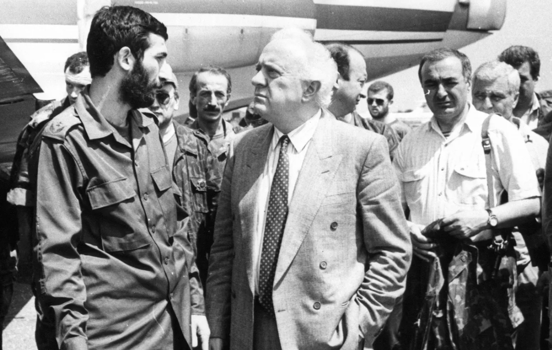 Georgian General Giorgiy Karkarashvili (left) and Georgian President Eduard Shevardnadze in Sukhum.