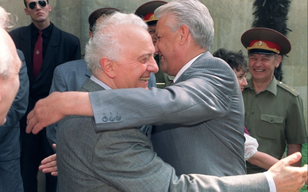 Russian President Boris Yeltsin welcomes Georgian Governing Council leader Eduard Shevardnadze. (June 24, 1992)