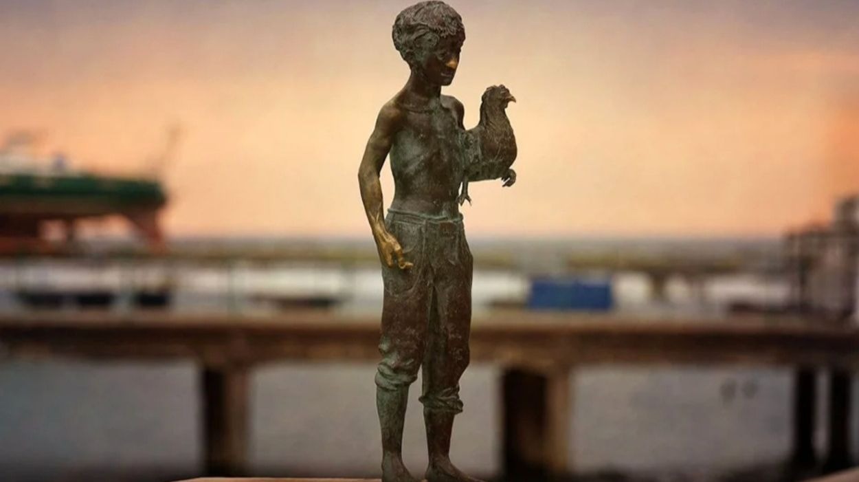 The sculpture '(The boy) Chick with Chicken' in Sukhum