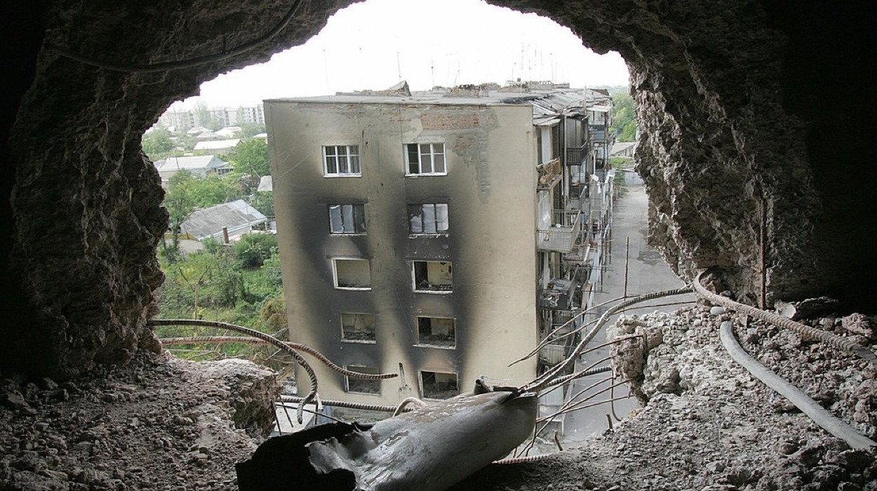 A shell casing lies inside a destroyed building in the South Ossetia town Tskhinval. August 27, 2008. Sur ante la guerra de Osetia de 2008